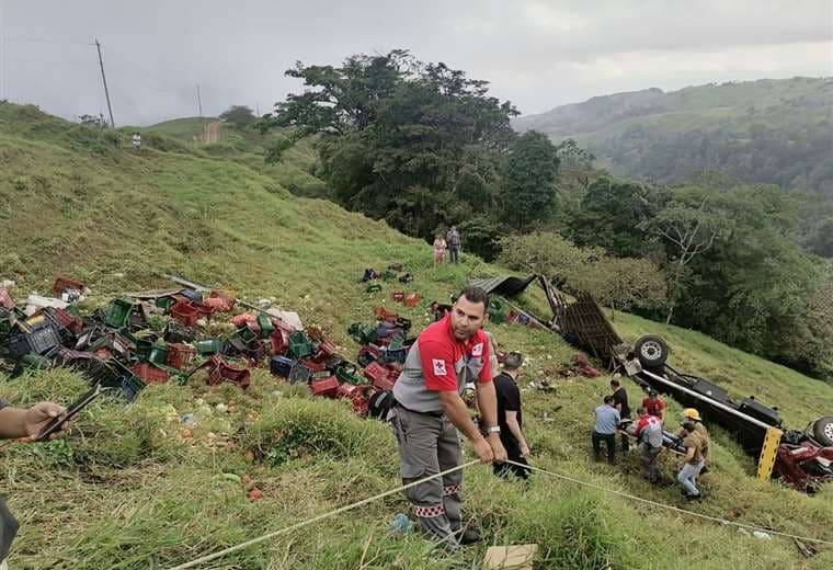 Alajuela: Un fallecido y dos heridos graves tras vuelco de camión cargado de verduras