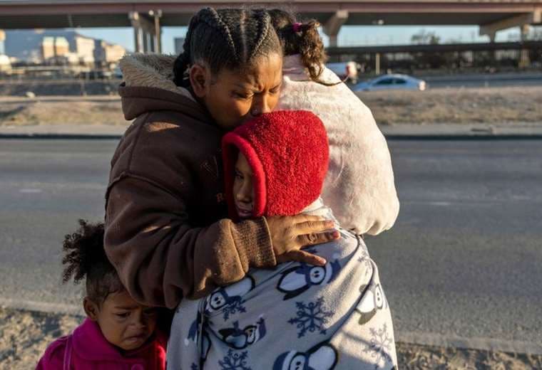 "La gente está desesperada": la ciudad de la frontera de EE. UU. "desbordada" de migrantes