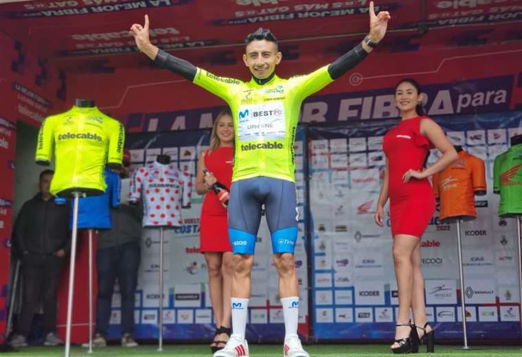 Líder de la Vuelta a Costa Rica celebra ganando la cronoescalada