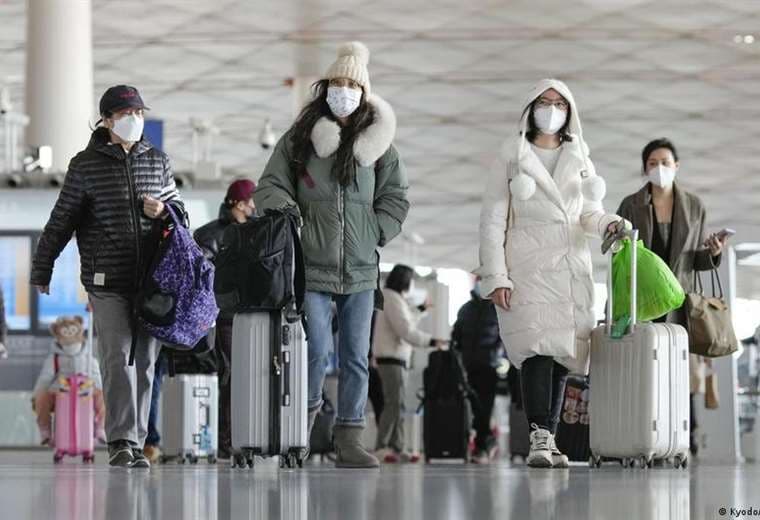 EE. UU. estudia restricciones a viajeros de China por aumento de COVID-19
