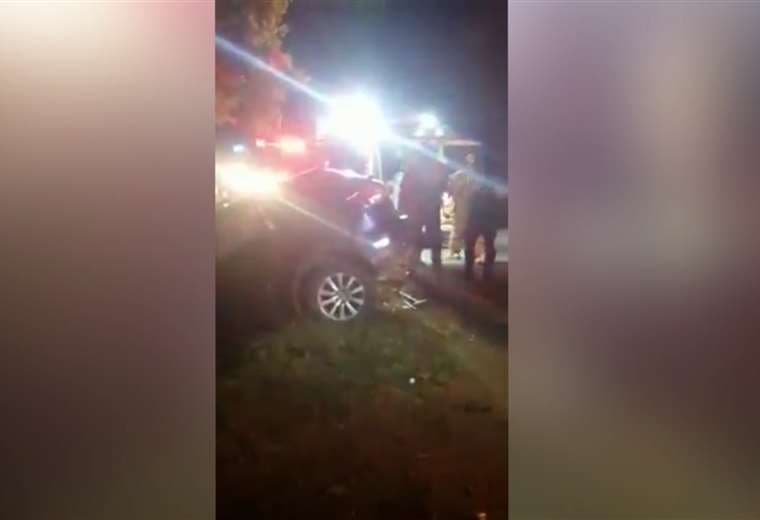 Mujer muere tras perder el control del carro y estrellarse contra cuneta en Santa Cruz