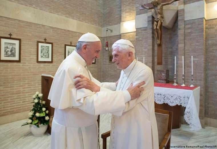 Francisco expresa su "gratitud" a Benedicto XVI tras su fallecimiento