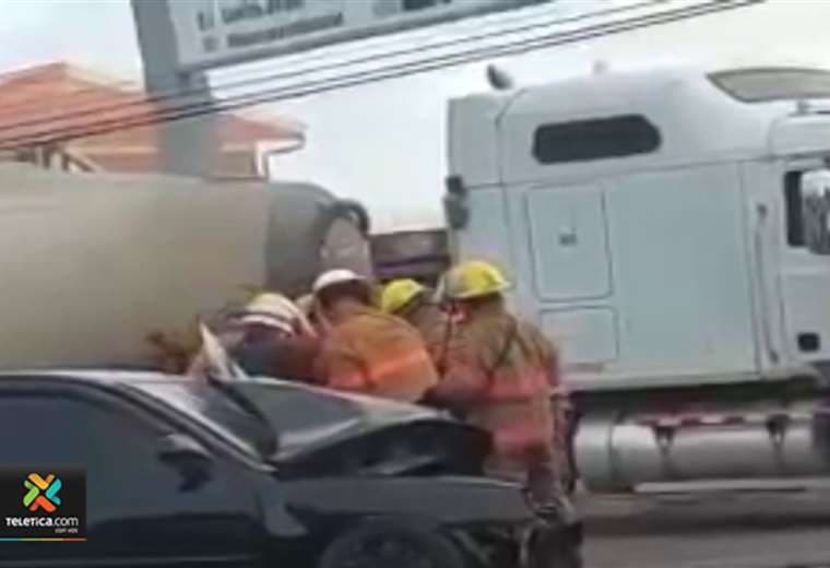Hombre muere tras chocar su carro contra una buseta en Puntarenas