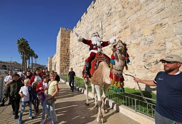 Un Papá Noel palestino reparte alegría en Jerusalén