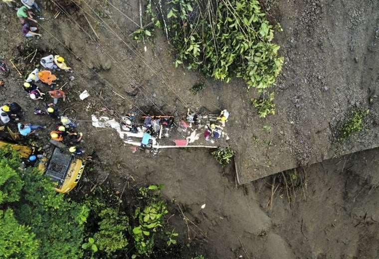 Niña muere y 31 personas quedan atrapadas en autobús tras derrumbe en Colombia