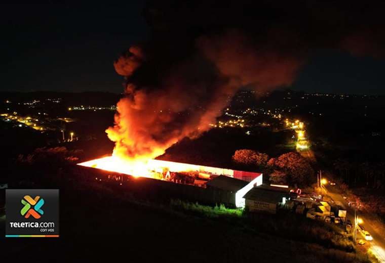 Gigantesco incendio consumió bodega en Alajuela