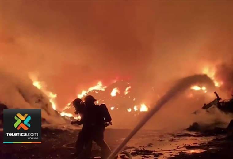 Más de 24 horas después, bomberos siguen trabajando para apagar enorme incendio en Alajuela