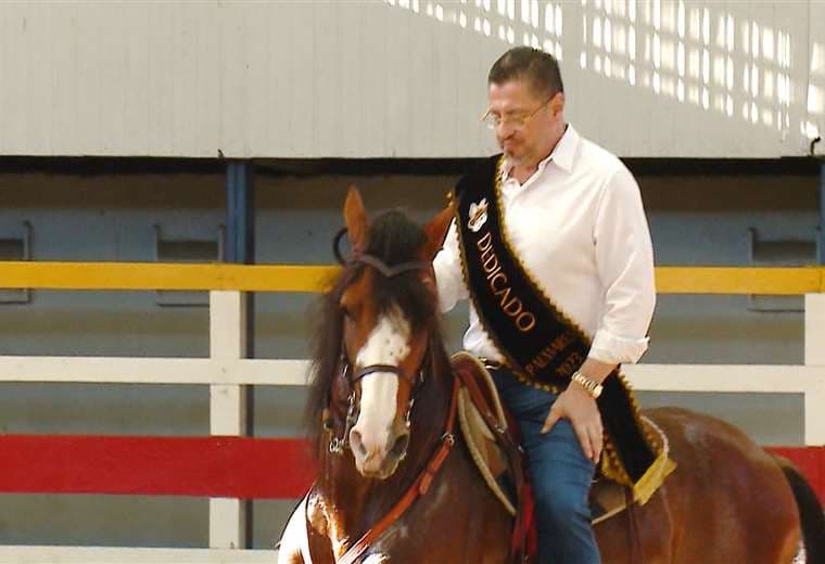 Rodrigo Chaves practicó montar a caballo para el tope Palmares 2023