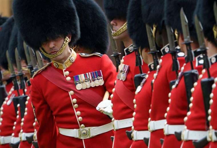 Acción legal para que el ejército británico pruebe sombreros sin piel de oso