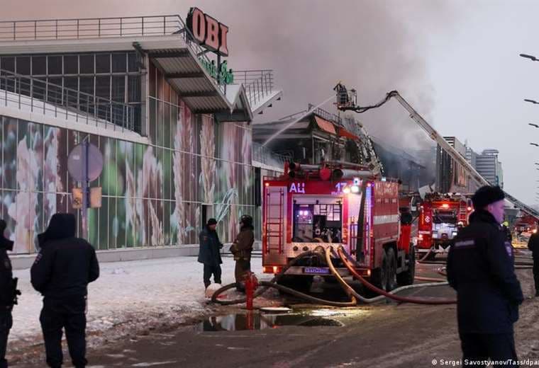 Al menos un muerto en incendio de centro comercial en las afueras de Moscú