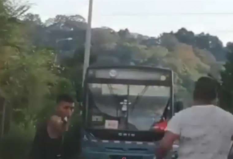 Video: Hombres apuntan con pistola a conductores mientras huyen en Curridabat