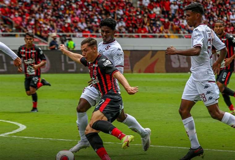 Alajuelense es sancionado por provocar daños en banquillo del Estadio Nacional