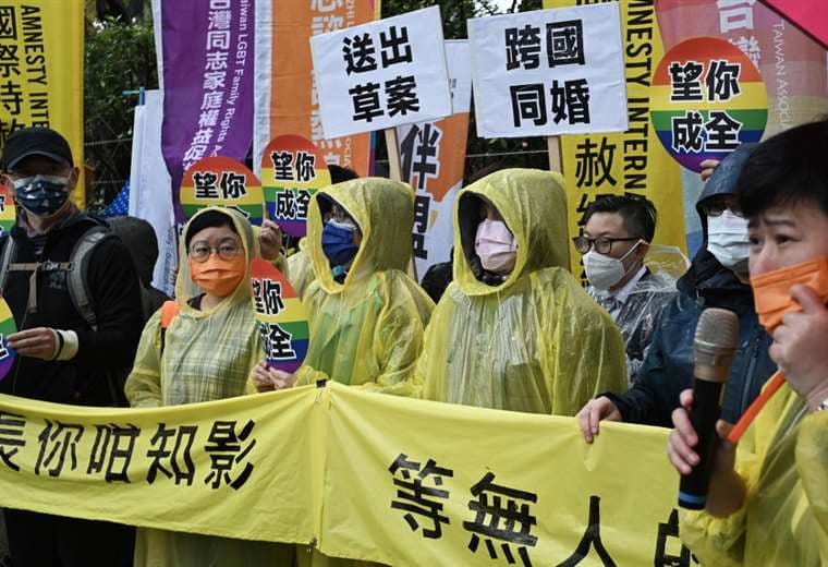 En San Valentín, parejas LGBT taiwanesas abogan por la total igualdad