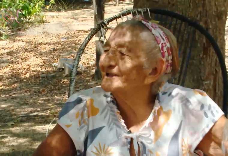 Abuela Cuya tiene 98 años y todavía vende bolsas de tamarindo