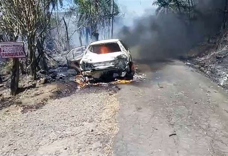 Video: Pareja intenta apagar incendio forestal y pierde su carro entre las llamas en el intento