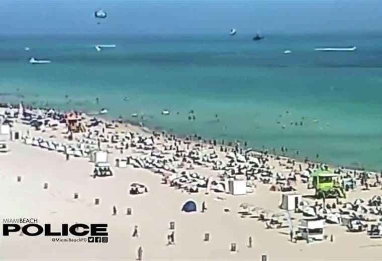 Video: Helicóptero se estrella junto a una multitud de bañistas en Miami Beach