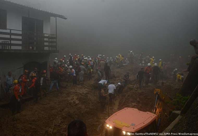 Rescatistas siguen recuperando cuerpos en Petrópolis