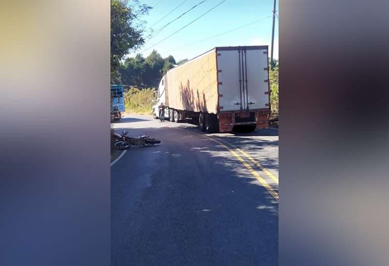 Motociclista muere tras quedar prensado debajo de furgón en Alajuela