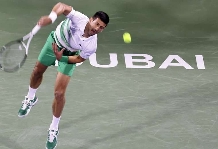Novak Djokovic avanza a cuartos de final en Dubái