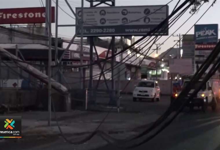 ¡A tomar rutas alternas! Paso por La Uruca está cerrado por caída de poste