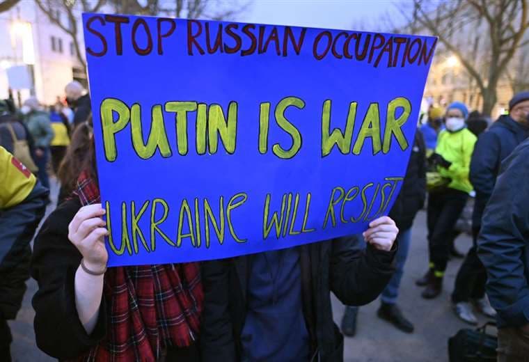 Ucrania prepara a sus tropas y Rusia se mantiene firme en sus exigencias
