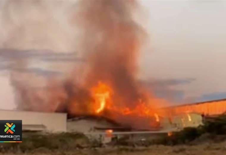 Bomberos reporta bajo control el incendio en El Coyol
