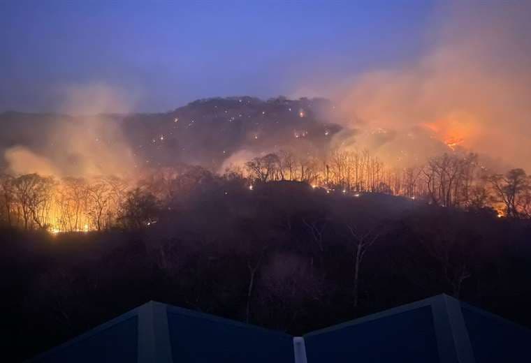 CNE declara alerta naranja en Santa Cruz y Carrillo ante avance de gigantesco incendio
