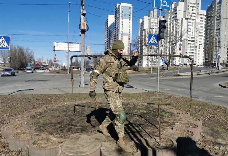 Cinco muertos en ataque ruso contra la torre de televisión de Kiev