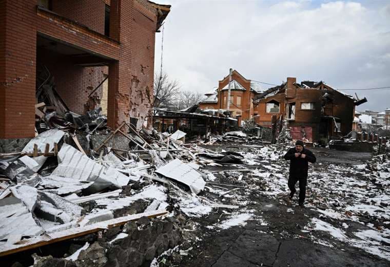 Ucrania dice que invasión militar rusa ya causó daños por $100.000 millones