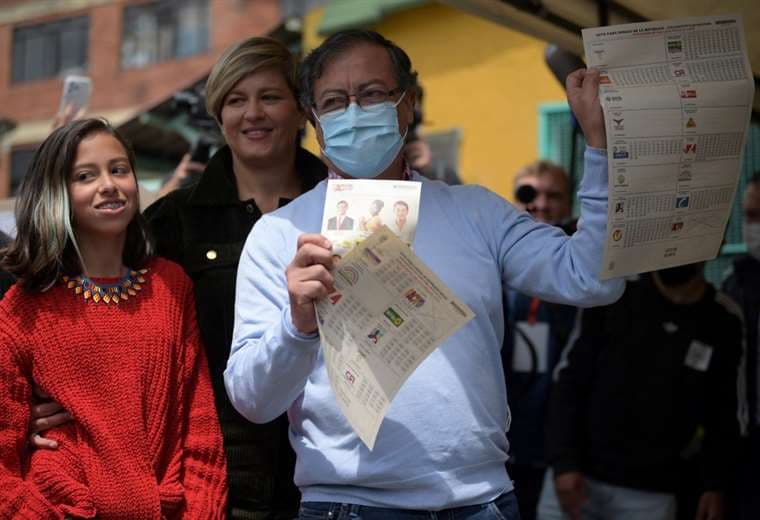 Petro vence en primarias en Colombia y perfila a la izquierda hacia las presidenciales