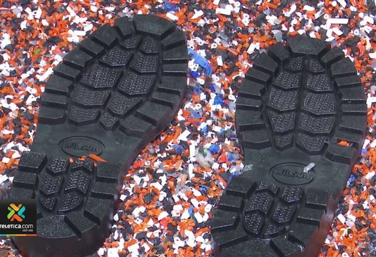 90 mil bolsas de suero se convierten en suelas de zapatos para niños de escuela