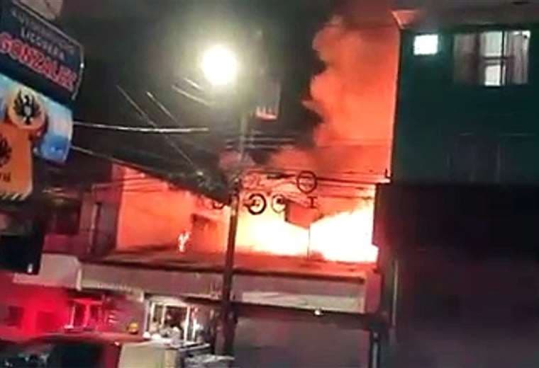 Incendio consume dos tiendas en Pérez Zeledón