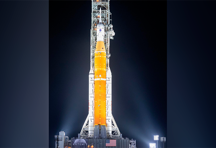 Megacohete lunar de la NASA arriba a plataforma de lanzamiento para pruebas finales