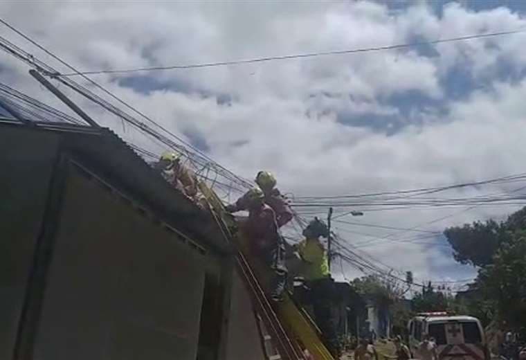 Hombre muere electrocutado sobre techo de casa en Curridabat