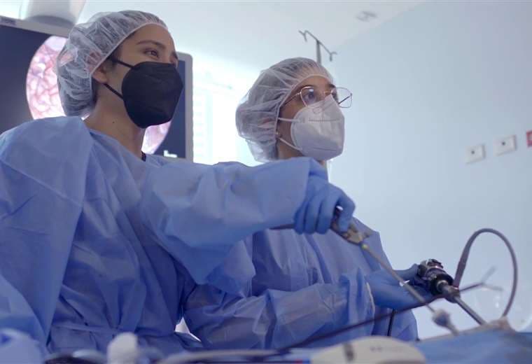 Seis médicos de la CCSS se capacitan en cirugía mínimamente invasiva