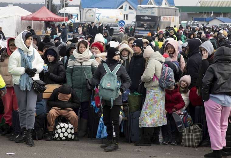 Organismos humanitarios luchan para llegar a zonas asediadas de Ucrania