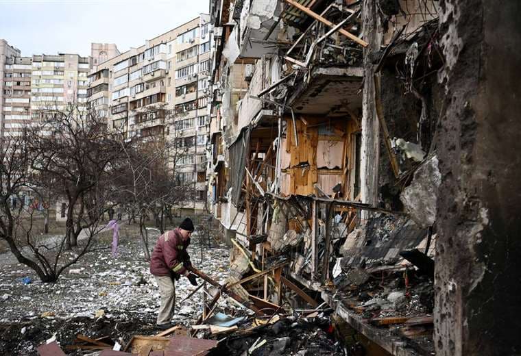 Ucrania, bajo bombas, urge a China condenar la "barbarie rusa"