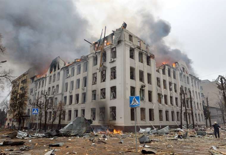 Balance de muertos en bombardeo ruso en ciudad ucraniana se dispara a 33