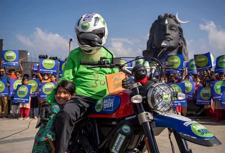 Hombre de 65 años recorrerá 30 mil kilómetros en moto para "salvar el suelo"