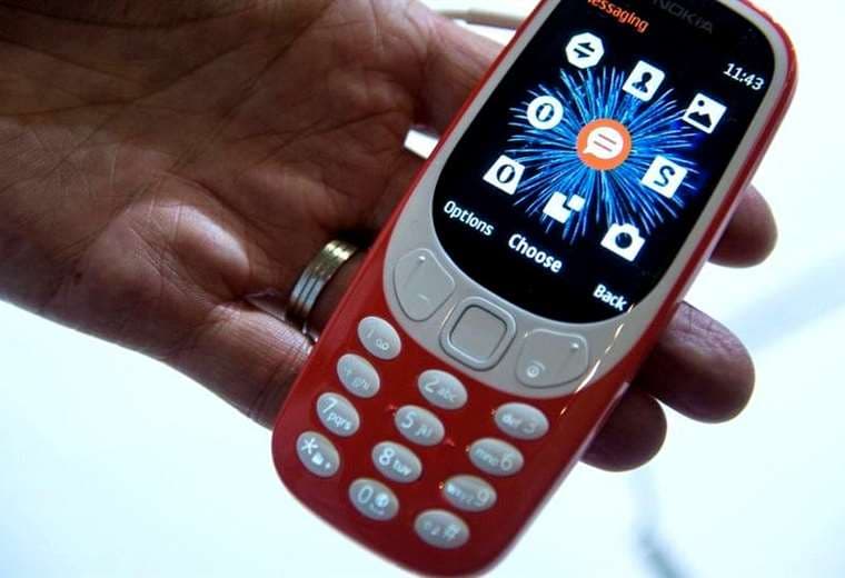 "Teléfonos tontos": el resurgir de los celulares no inteligentes en un mundo hiperconectado