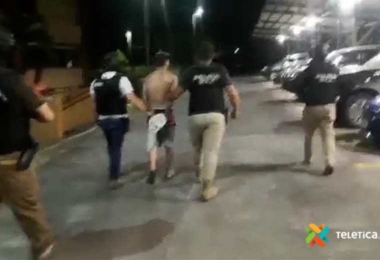 Video: Bajo extrema seguridad trasladan a sospechoso de matar a joven hasta celdas