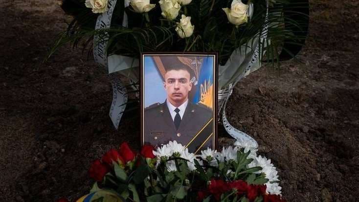 “Vi cómo enterraban a mi amigo lejos de su hogar”: el solitario funeral de un soldado ucraniano