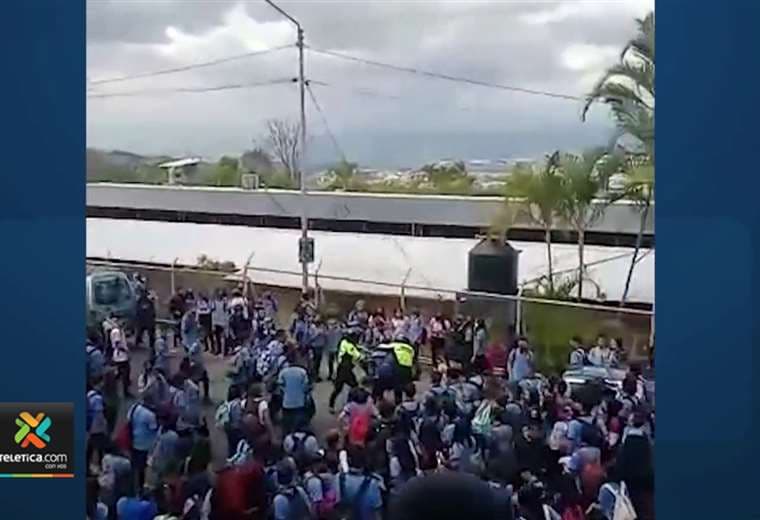 Video: Fuerza Pública interviene pleito entre estudiantes en Liceo de Escazú