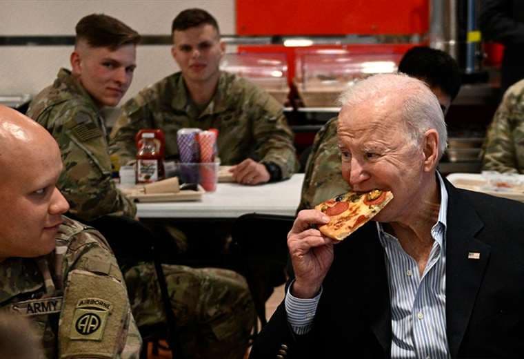 Biden comió pizza con soldados estadounidenses cerca de frontera con Ucrania