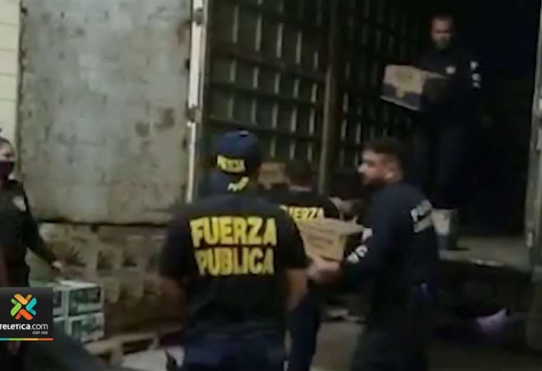 Policías detienen camión que transportaba licor de contrabando