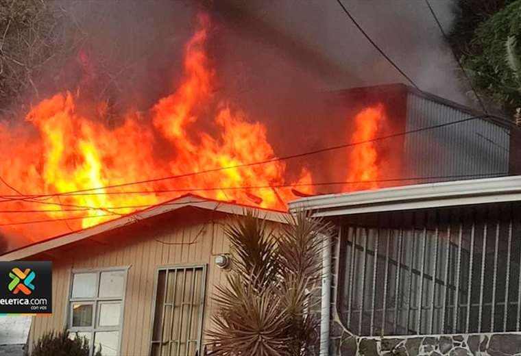 Incendio provoca quemaduras leves a mujer y destruye dos casas en Curridabat