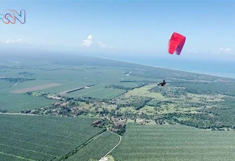 Rompe récord de vuelo en parapente desde Dominical hasta Turrialba