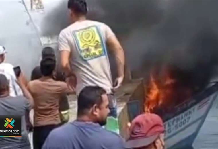 Video: Embarcación de pesca explota y se incendia en Puntarenas
