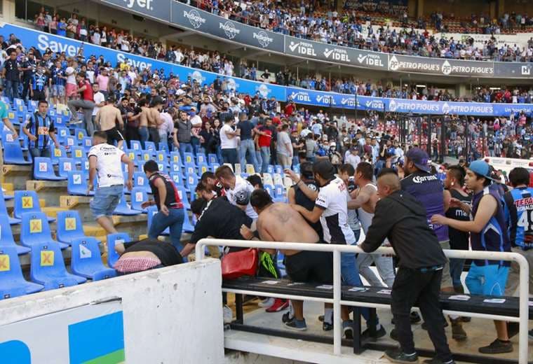 Suman 26 heridos por violencia en partido de fútbol de México
