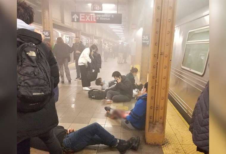 Video: Autoridades reportan al menos 13 heridos en tiroteo en el metro de Nueva York